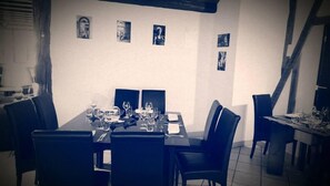 Breakfast area - Hotel Restaurant Le Flaubert (Villenauxe-la-Grande)