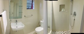 Bathroom - Al Hamra Hotel (Durban)