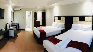 Family Room | In-room safe, desk, laptop workspace, blackout drapes