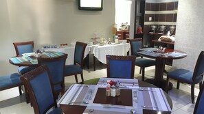 朝食 (ビュッフェ)、毎日提供 (無料)