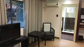 Double Room | In-room safe, desk, laptop workspace, blackout drapes