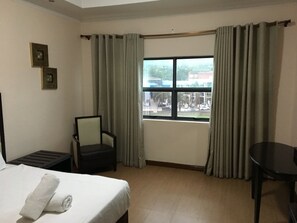 Quarto casal | Cofres nos quartos, escrivaninha, espaço de trabalho para notebook