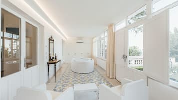 Exclusive Studio Suite, Private Pool | Jetted bathtub