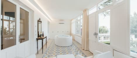 Exclusieve studio suite, privézwembad | Bubbelbad