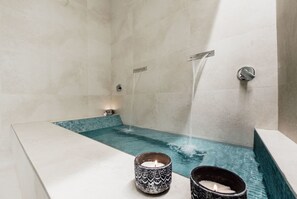 Deluxe Studio Suite, Jetted Tub | Deep soaking bathtub - Secret Garden - Suites & Apartments (Vasto)