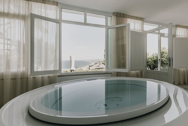 Suite Studio Exclusive, piscine privée | Baignoire à jets