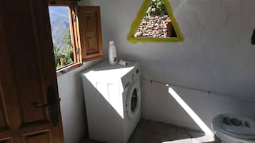 Chuveiro, toalhas de banho, sabonete, shampoo