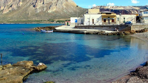 A coastal building with a clear view of the sea and a mountain in the background. - Dove sorge il sole (Custonaci)