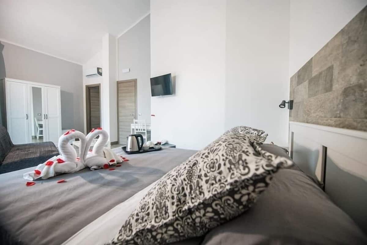 Driepersoonskamer (2) | 1 slaapkamer, een bureau, gratis wifi, beddengoed