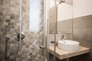 Habitación triple (2) | Lavabo del cuarto de baño