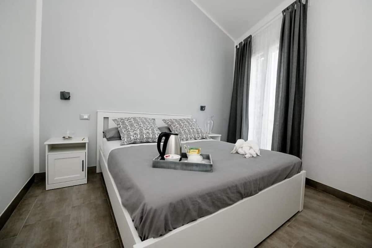 Driepersoonskamer (1) | 1 slaapkamer, een bureau, gratis wifi, beddengoed