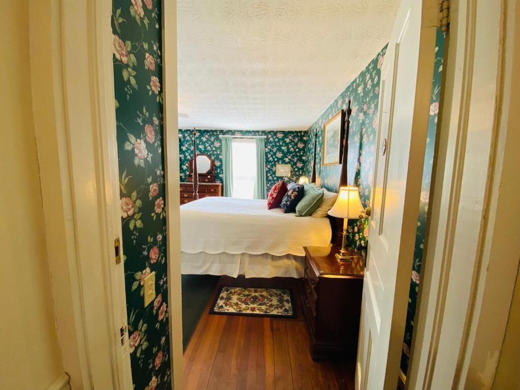 Iron/ironing board (on request), WiFi (free), individually decorated