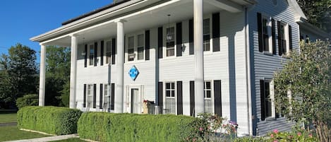 Vista frontal de la propiedad