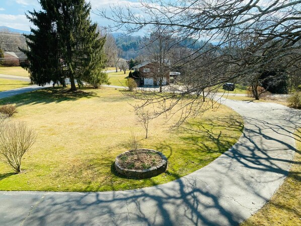 Property grounds - Terrell House B&B (Burnsville)