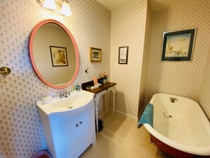 Patricia's Room | Bathroom | Shower, towels - Terrell House B&B (Burnsville)