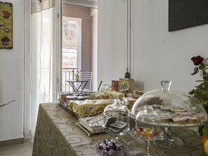 فطور قائم على الخدمة الذاتية مجانًا يوميًا