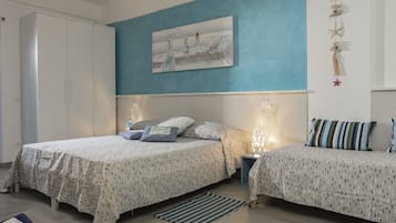 Escritorio, cortinas blackout y sistema de insonorización