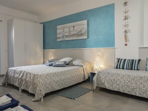 Triple Room, Private Bathroom | Desk, blackout curtains, soundproofing, free cots/infant beds - La Casa delle Stagioni (L'Aquila)