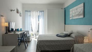 Escritorio, cortinas blackout y sistema de insonorización