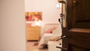 A wooden door with a keyhole and a lock. - La Casa delle Stagioni (L'Aquila)