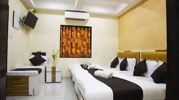 Habitación cuádruple familiar | Decoración personalizada, muebles diferentes y escritorio