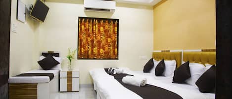 Family Quadruple Room | Individually decorated, individually furnished, desk, blackout curtains