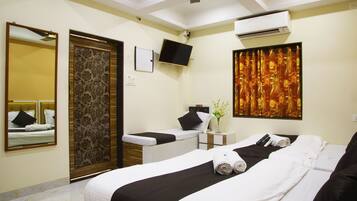 Habitación cuádruple familiar | Decoración personalizada, muebles diferentes y escritorio