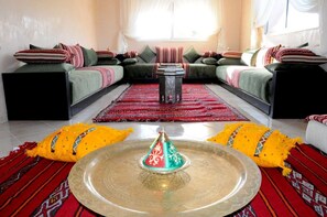 Villa, 4 Bedrooms | Living area