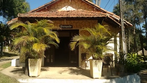 A building with a stone facade and a tiled roof, labeled "Recepção".