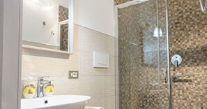 Premium Room | Bathroom | Shower, hair dryer, towels, soap - Dimora Elizabeth II (Modugno)