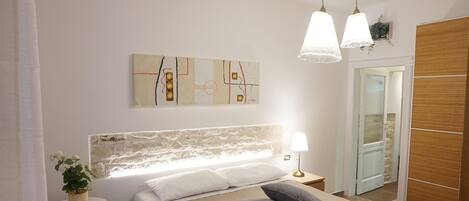 Habitación Deluxe con 1 cama matrimonial o 2 individuales | 2 habitaciones, ropa de cama de alta calidad y edredón