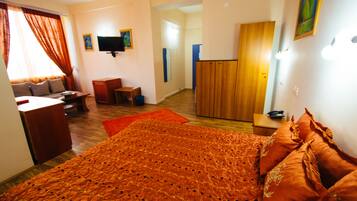 Deluxe Double Room | Desk, laptop workspace, soundproofing, free cribs/infant beds