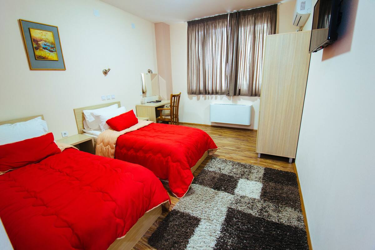 Standard-Doppel- oder -Zweibettzimmer