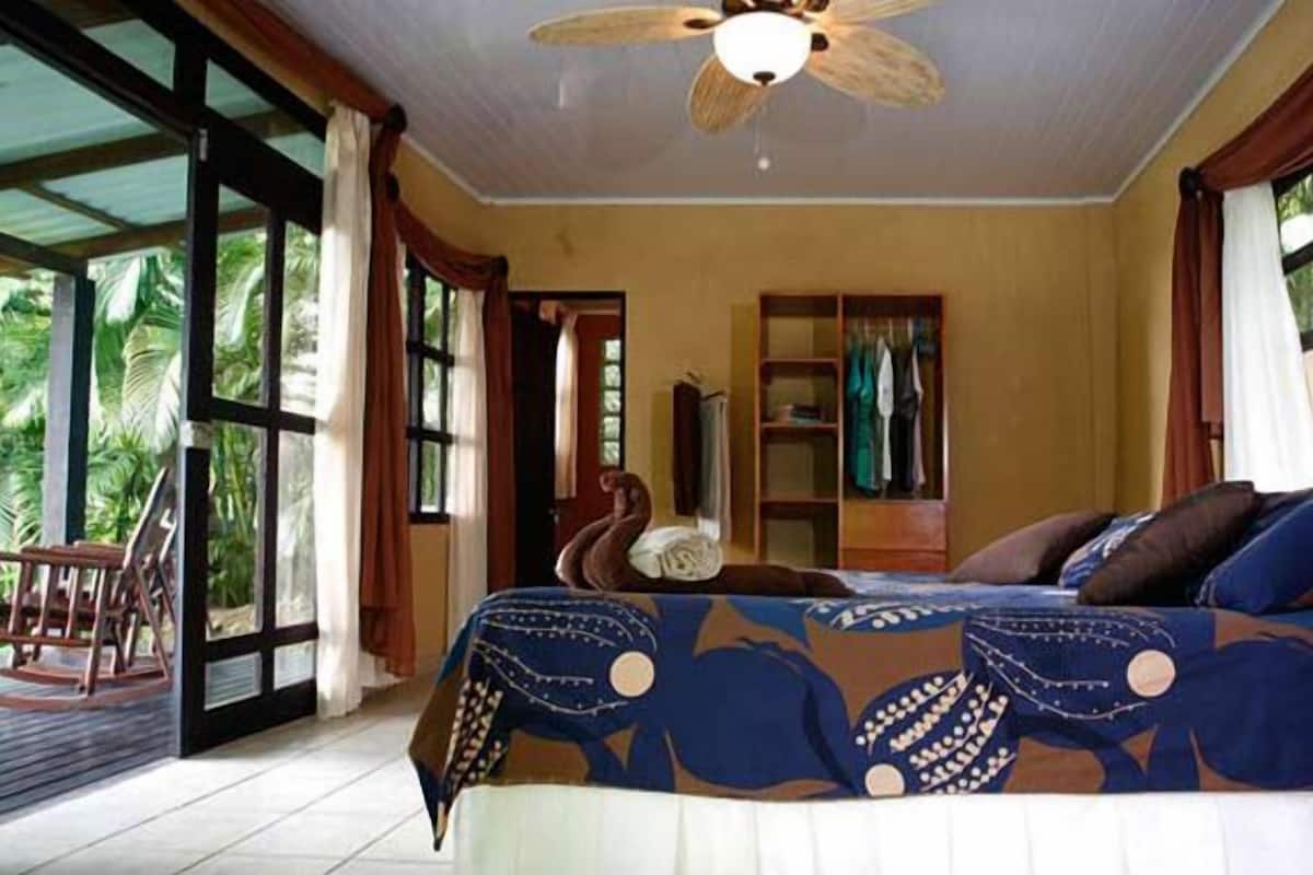 Quarto solteiro romântico, 1 cama King, vista para o oceano | Cofres nos quartos, individualmente decorados