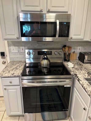 Refrigerador, microondas, parrilla de estufa y lavavajillas