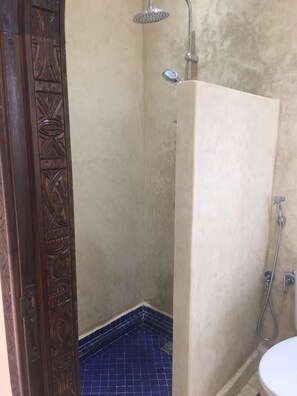 Double Room | Bathroom | Shower, rainfall showerhead, towels, soap