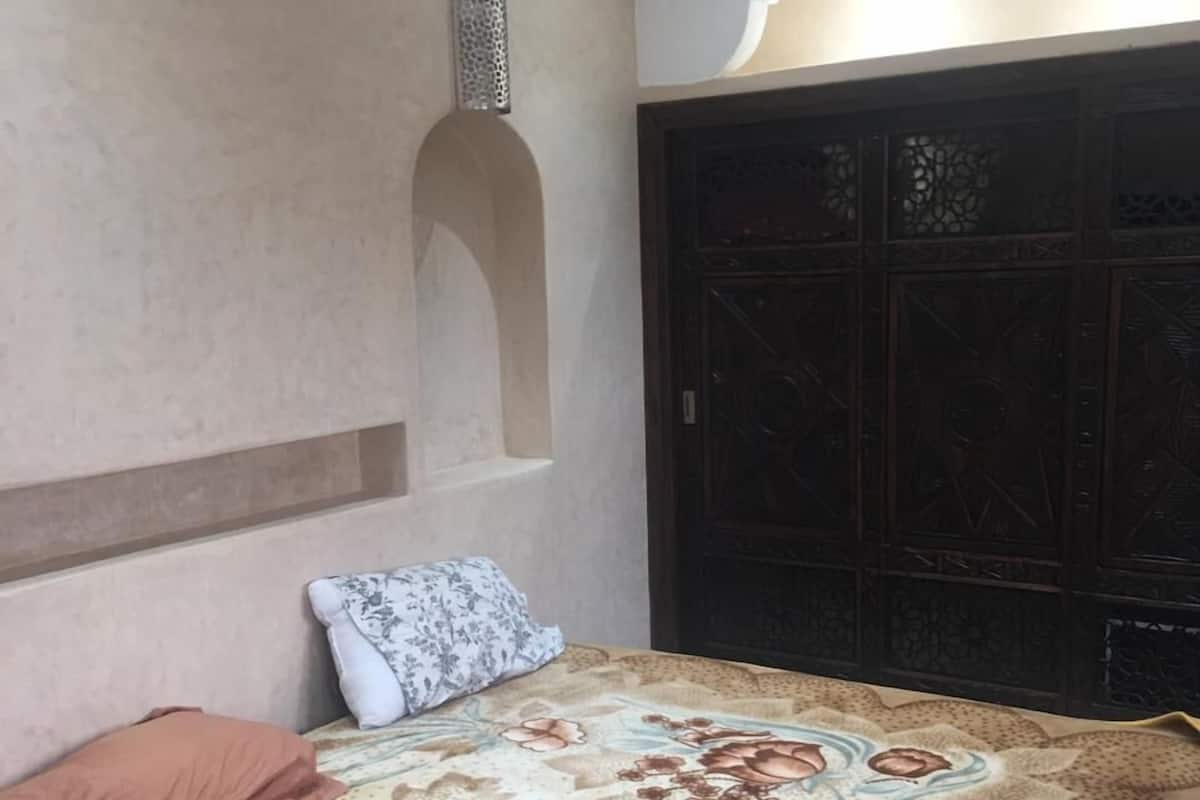 واي فاي مجانًا وملاءات أسرّة