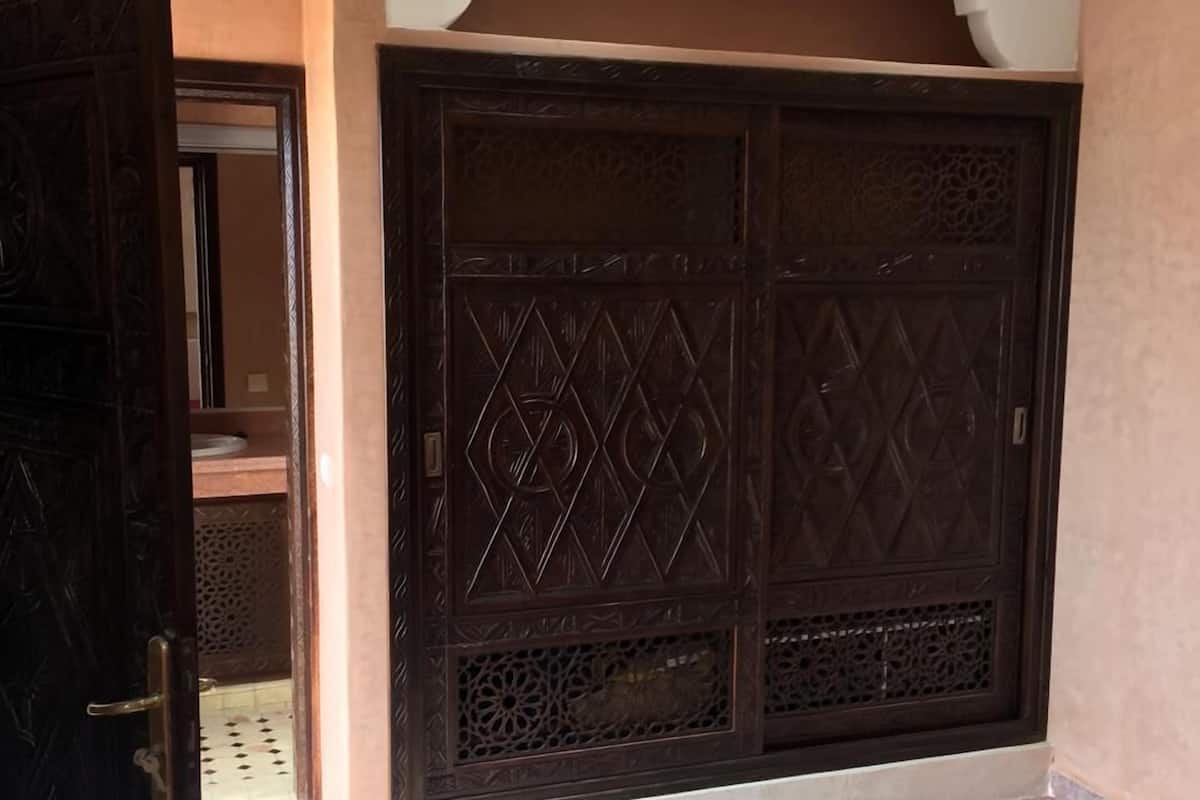 واي فاي مجانًا وملاءات أسرّة