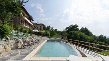 Piscina stagionale all'aperto, ombrelloni da piscina, lettini