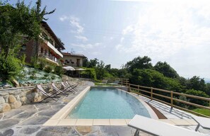 Piscine extérieure (ouverte en saison), parasols de plage