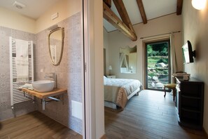Double Room (Bucaneve) | Premium bedding, down duvets, pillow-top beds, individually furnished - Cascina Montiglio (Quagliuzzo)