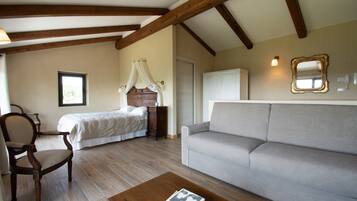 Ein Schlafzimmer mit Bett, Stuhl, Sofa und Couchtisch.
