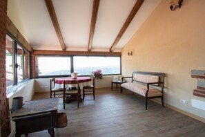 Premium bedding, down comforters, pillowtop beds, individually furnished - Cascina Montiglio (Quagliuzzo)