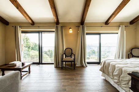 Suite (Lavanda) | Premium bedding, down comforters, pillowtop beds, individually furnished