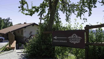 Ein Schild für 'Cà Montiglio' mit einem Pfeil, der zum Eingang zeigt.