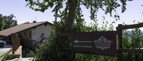 A sign for 'Cà Montiglio' with an arrow pointing to the entrance.
