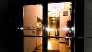 A hotel entrance with a sign reading "HOTEL LOS CERROS".