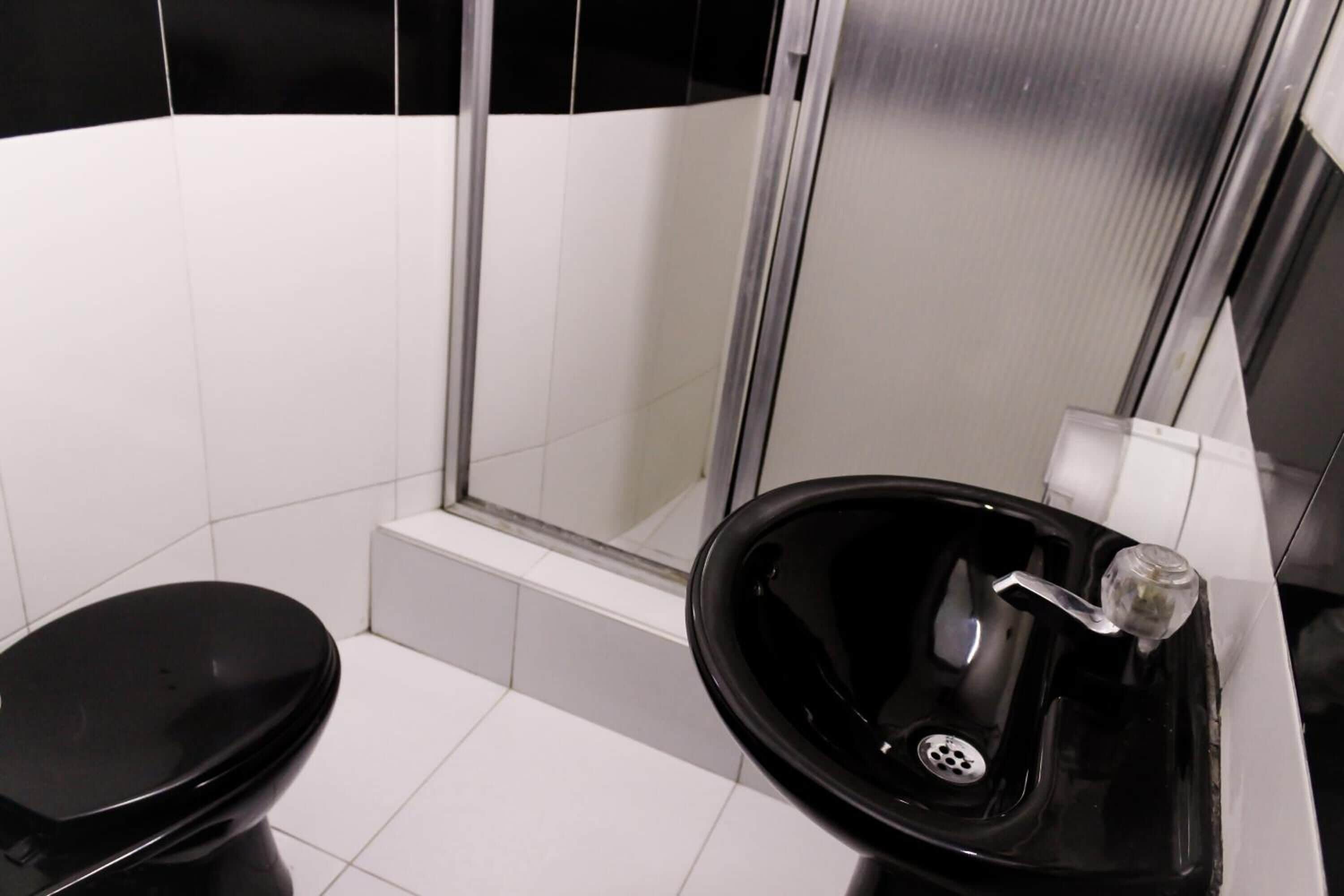 Ducha, artículos de tocador gratuitos, toallas, jabón
