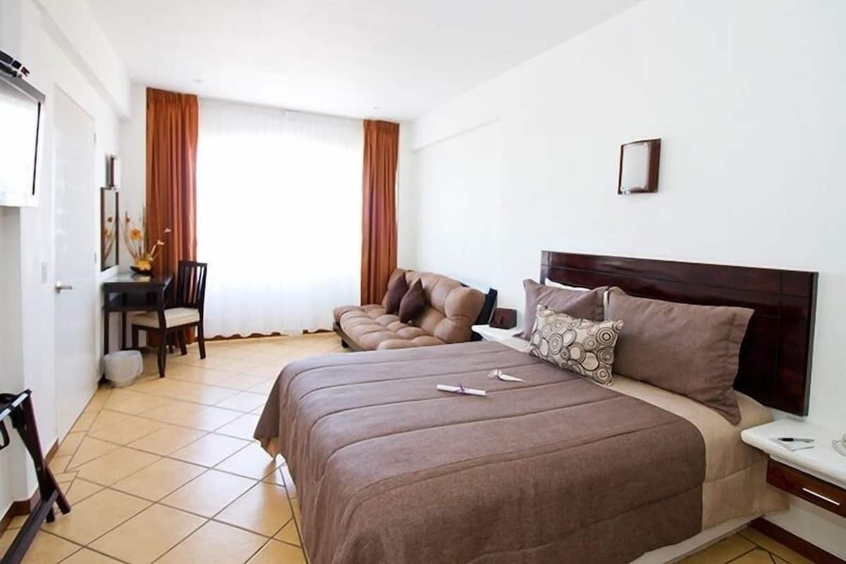 In-room safe, free WiFi, bed sheets
