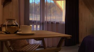 Chambre Standard, 1 lit double, vue montagne | Literie de qualité supérieure, rideaux occultants, draps fournis